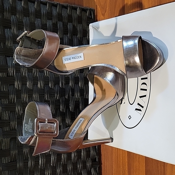 STEVE MADDEN EUC PEWTER COLORED ANKLE STRAP PLATFORM  SANDAL - Picture 2 of 4